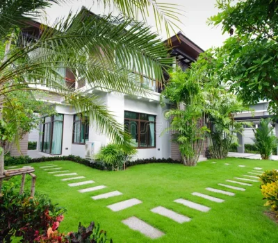 modern-house-garden-40351139